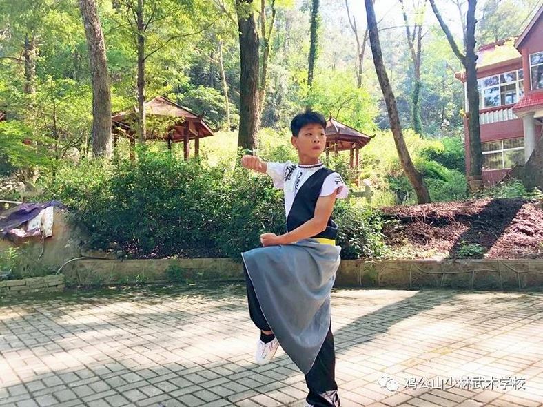 讓孩子吃點(diǎn)苦，受點(diǎn)折磨，是為了他們將來的人生旅途走得平穩(wěn)舒暢，所做的儲(chǔ)能蓄勢(shì)的準(zhǔn)備讓他們踏入社會(huì)后，在風(fēng)雨中，充分實(shí)現(xiàn)自
