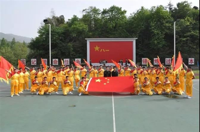 讓孩子吃點(diǎn)苦，受點(diǎn)折磨，是為了他們將來的人生旅途走得平穩(wěn)舒暢，所做的儲(chǔ)能蓄勢(shì)的準(zhǔn)備讓他們踏入社會(huì)后，在風(fēng)雨中，充分實(shí)現(xiàn)自