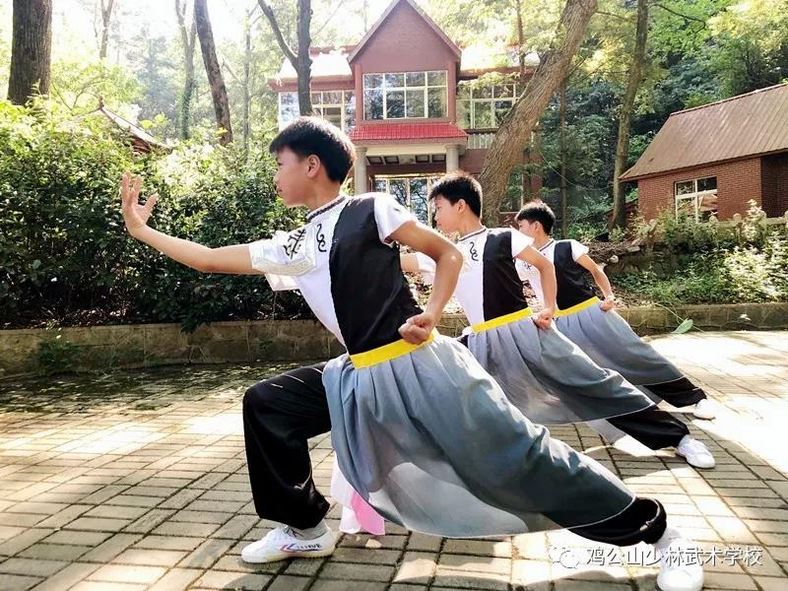 讓孩子吃點(diǎn)苦，受點(diǎn)折磨，是為了他們將來的人生旅途走得平穩(wěn)舒暢，所做的儲(chǔ)能蓄勢(shì)的準(zhǔn)備讓他們踏入社會(huì)后，在風(fēng)雨中，充分實(shí)現(xiàn)自