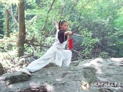 泥泊爾功夫女尼姑 武刀弄?jiǎng)?學(xué)習(xí)李小龍格斗術(shù)
