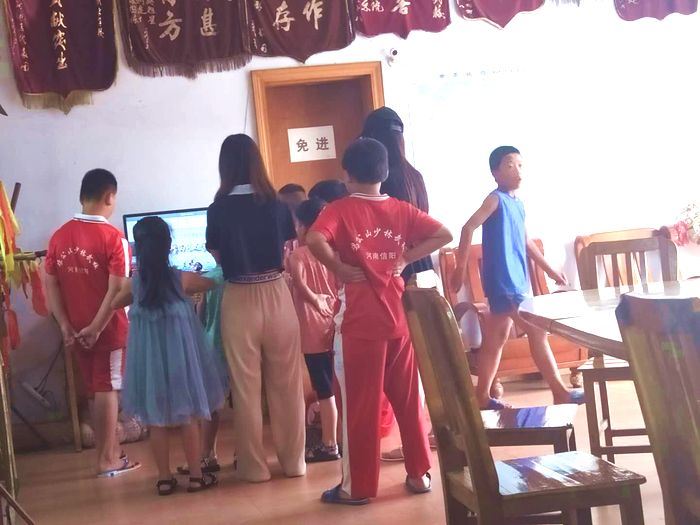 這兩天來(lái)我校報(bào)名暑假班家長(zhǎng)很多 火熱報(bào)名中