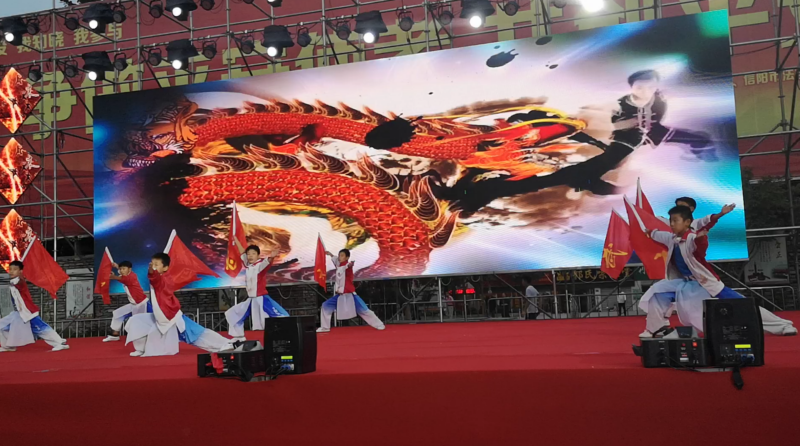 雞公山少林武術(shù)學(xué)校參加平橋區(qū)慶祝中華人民共和國成立70周年廣場文藝晚會