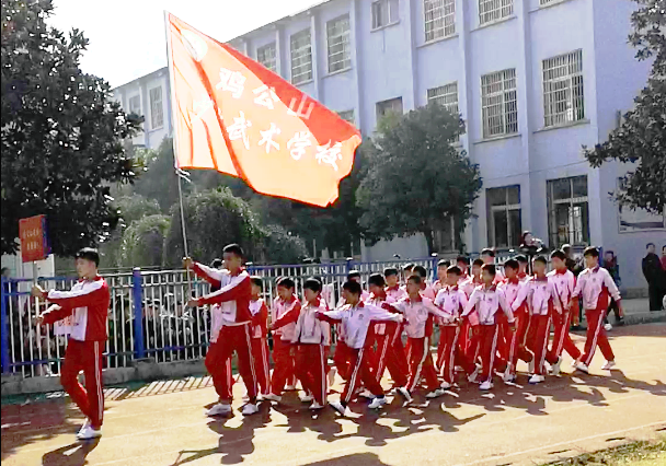 發(fā)展體育事業(yè)，增強人民體質(zhì)。河南信陽雞公山少林武術(shù)學(xué)校2舉行019年秋季田徑運動會