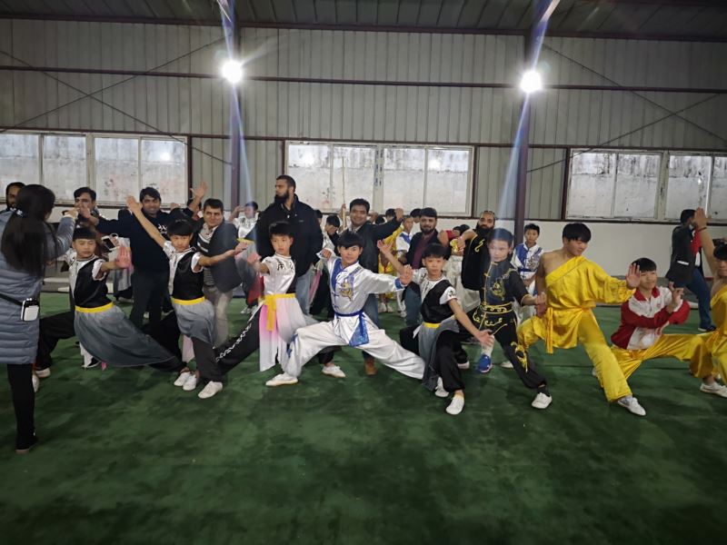 武校表演隊同國際友人合影