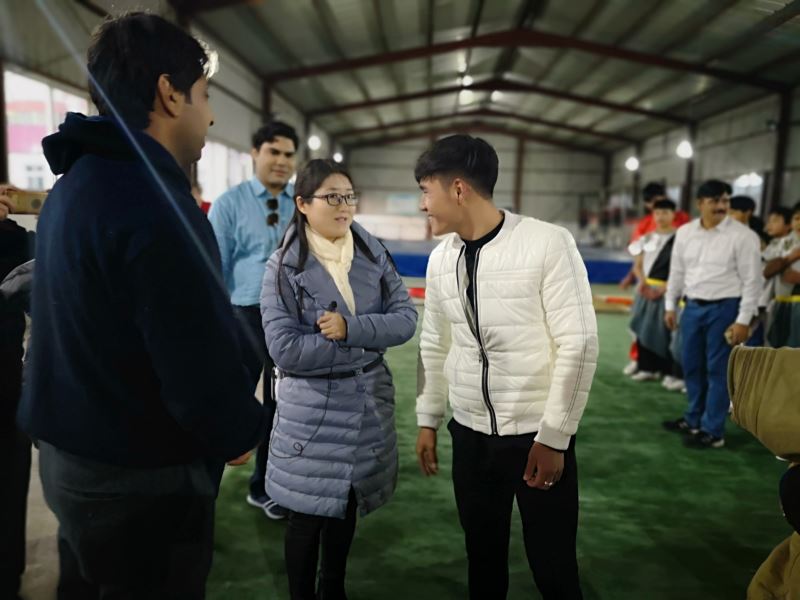 翻譯官為友人講解中國武術文化